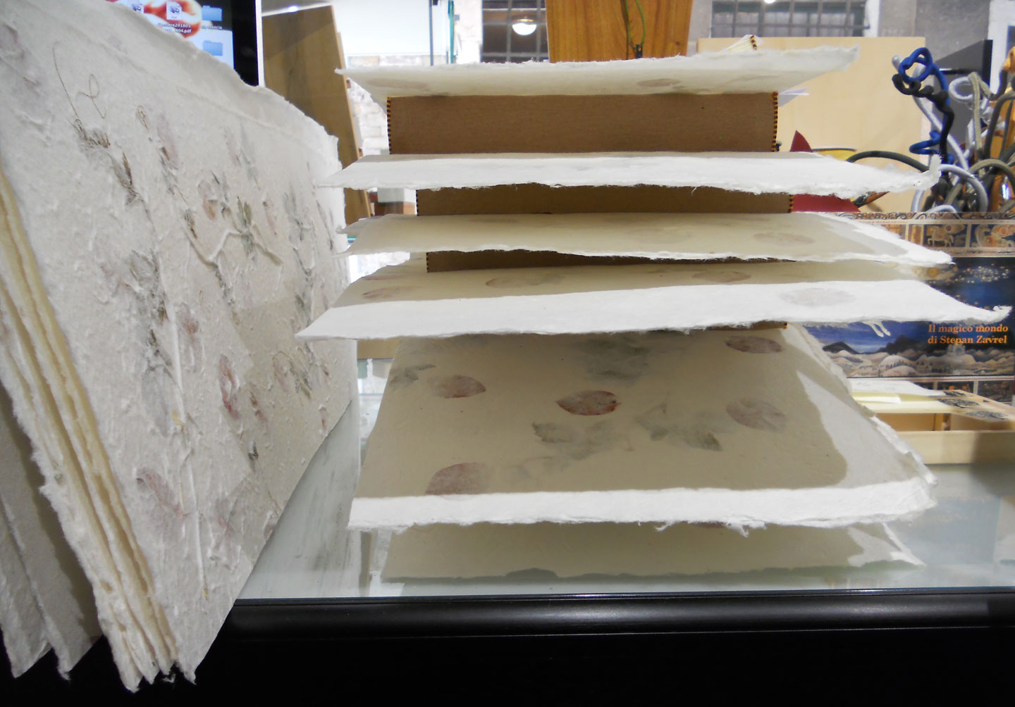 Lavorazione album in carta di cotone con fiori interno avorio cm. 23x30 - 50 fogli