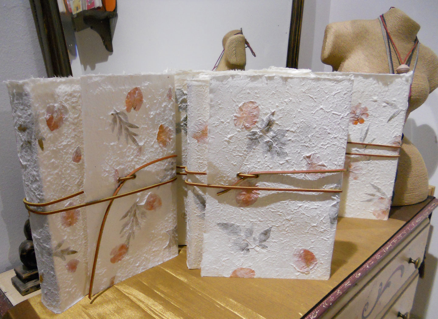 Album in carta di cotone con fiori interno avorio cm. 23x30 - 50 fogli