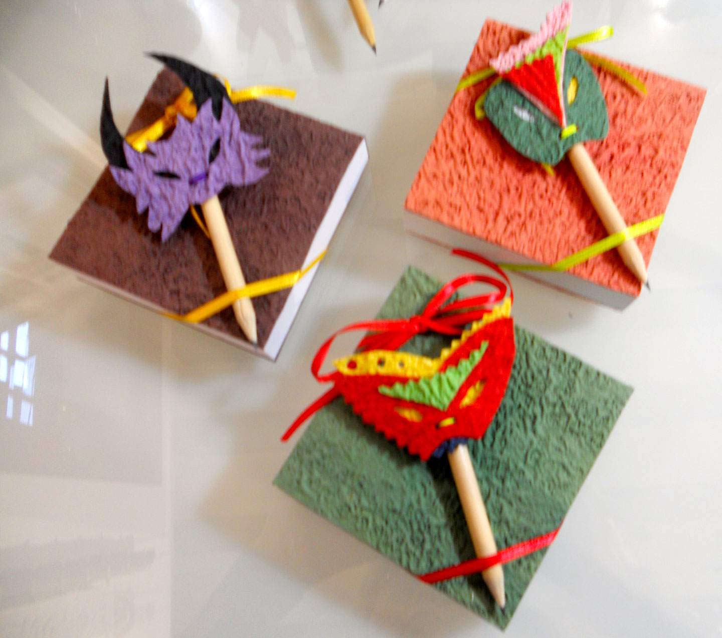Block notes con matita in maschera